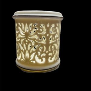 Lenox Filigree Cut 24K
Gold Trim Tea Light/ Votive Candle
